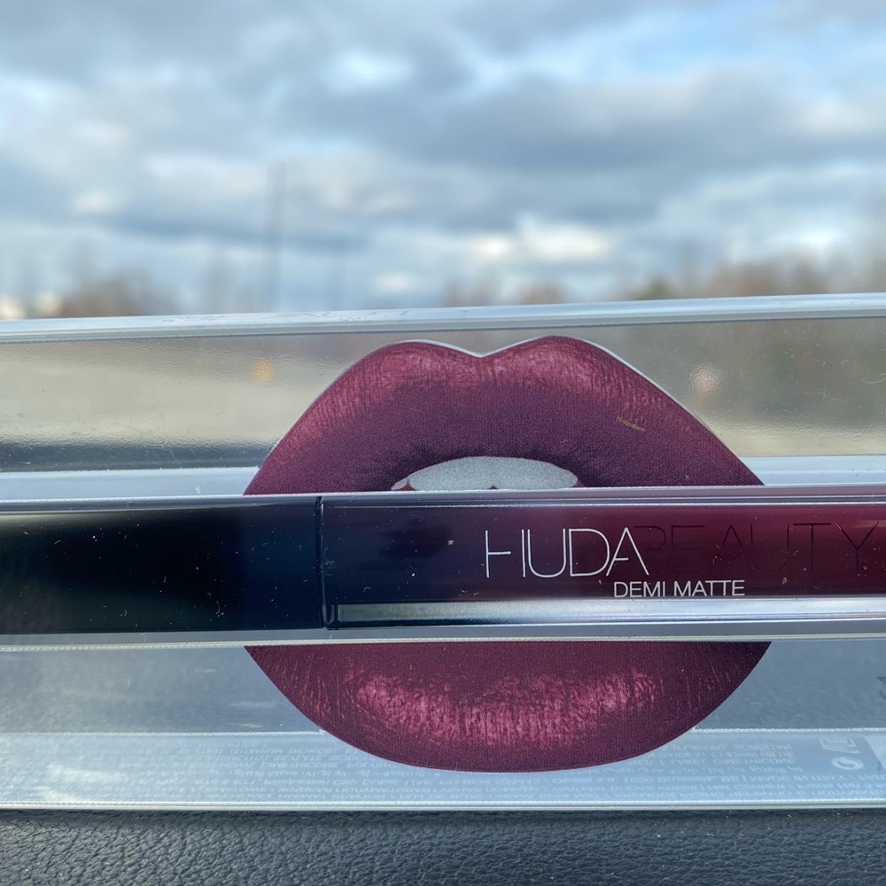 HUDA DEMI MATTE LIQUID LIPSTICK: BAWSE